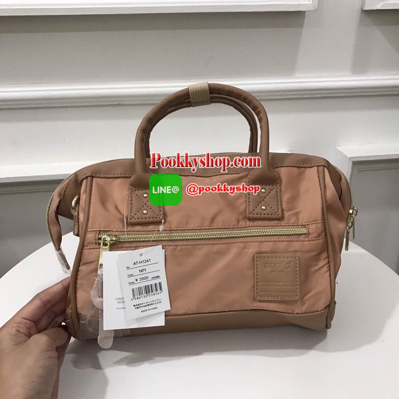 พร้อมส่ง 💁 Anello Boston Bag PU nylon รุ่นสุดฮิตแห่งปี Anello Boston Bag ใหม่ล่าสุด รุ่น PU หนังนิ่มสวย ผสมกับผ้าไนล่อน ลงตัวมากๆค่ะ ทรงนี้ฮิตอยู่แล้วพอมีรุ่นหนังนี้ออกมา รับรองว่าต้องฮิตมากๆค่ะ ทรงสี่เหลี่ยม ใบขนาดกลางกำลังดี มาพร้อมสายสะพายยาวที