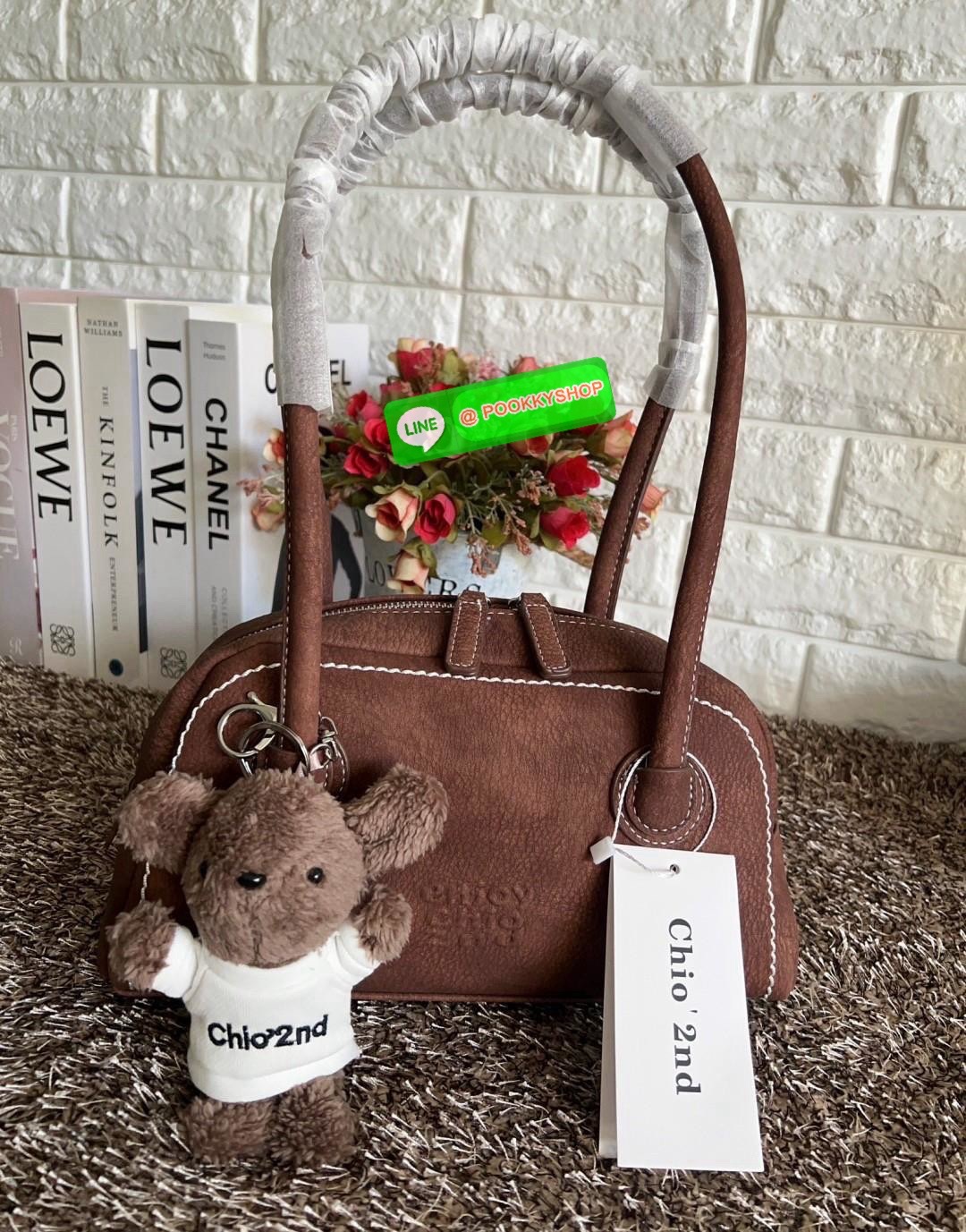 Chio’2nd Suede leather handbag//shoulder bag 💼 💋พร้อมตุ๊กตาหมีแบรนด์ตามรูปหนึ่งตัวค่ะ! 🔖พร้อมส่ง! น้องมากับความน่ารักและเบาเงินในกระเป๋าอีกเช่นเคย ✔️รุ่นนี้ใช้หนังกลับอย่างดีกึ่งกำมะหยี่ ลายหนังสวยมากๆ มีความนิ่มและเบาค่ะ &#