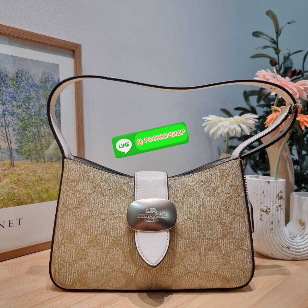 COACH CR533 ELIZA SHOULDER BAG 🔅 Details ใหม่ล่าสุด กระเป๋าสะพายไหล่ทรงโฮโบสุดหรู ดีไซน์โลโก้แบบใหม่และหรูหรายิ่งขึ้น คงความคลาสสิคและวินเทจ เปิด-ปิดด้วยสายคาดแบบกระดุมแม่เหล็ก ภายในเป็นช่องโล่ง แบ่งสัดส่วนไว้อย่างดี มีทั้งช่องใส่บัตร และช่องซิป ส