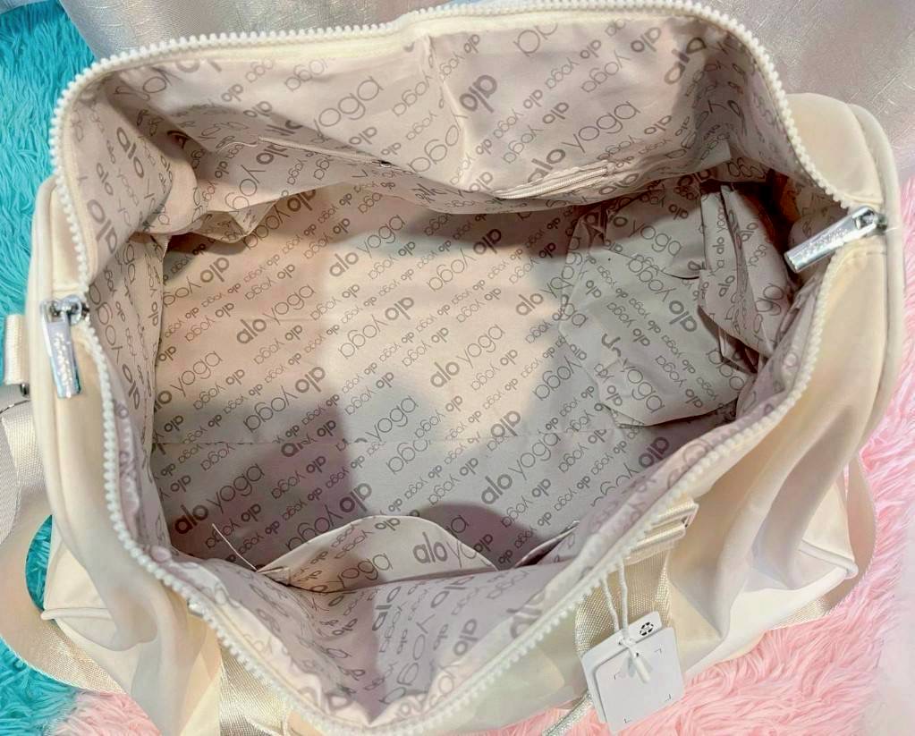 กระเป๋าเดินทางใหญ่ 𝗮𝗹𝗼 ในจีนรีวิวดีมาก งานตรงปก เนื้อผ้าดี ใบใหญ่จุใจ สะพายไปเที่ยว ออกทริป