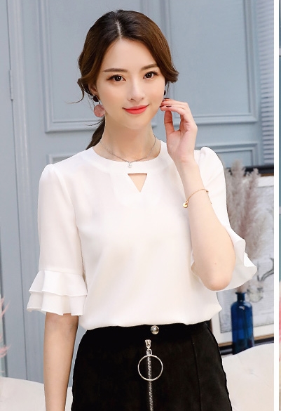 เสื้อแฟชั่นปลายแขนระบาย ผ้าชีฟองพริ้ว ไหล่จับจีบแต่งคอวี สีขาว