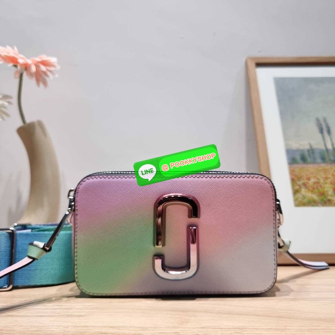 MARC JACOBS THE SNAPSHOT AIRBRUSH BAG สายหวานต้องมีแล้ว! ไอเท็มยอดฮิตที่โดดเด่นเป็นเอกลักษณ์ กับกระเป๋าสะพายข้างสุดปัง ลวดลายเพ้นท์สไตล์แอร์บรัช สวยละมุน เรียกได้ว่าไม่ซ้ำใคร!! วัสดุหนังวัว สวยอยู่ทรง เปิด-ปิดกระเป๋าด้วยซิป มีซิปหลัก 2 ช่อง แบ่งสัดส่วนไว้