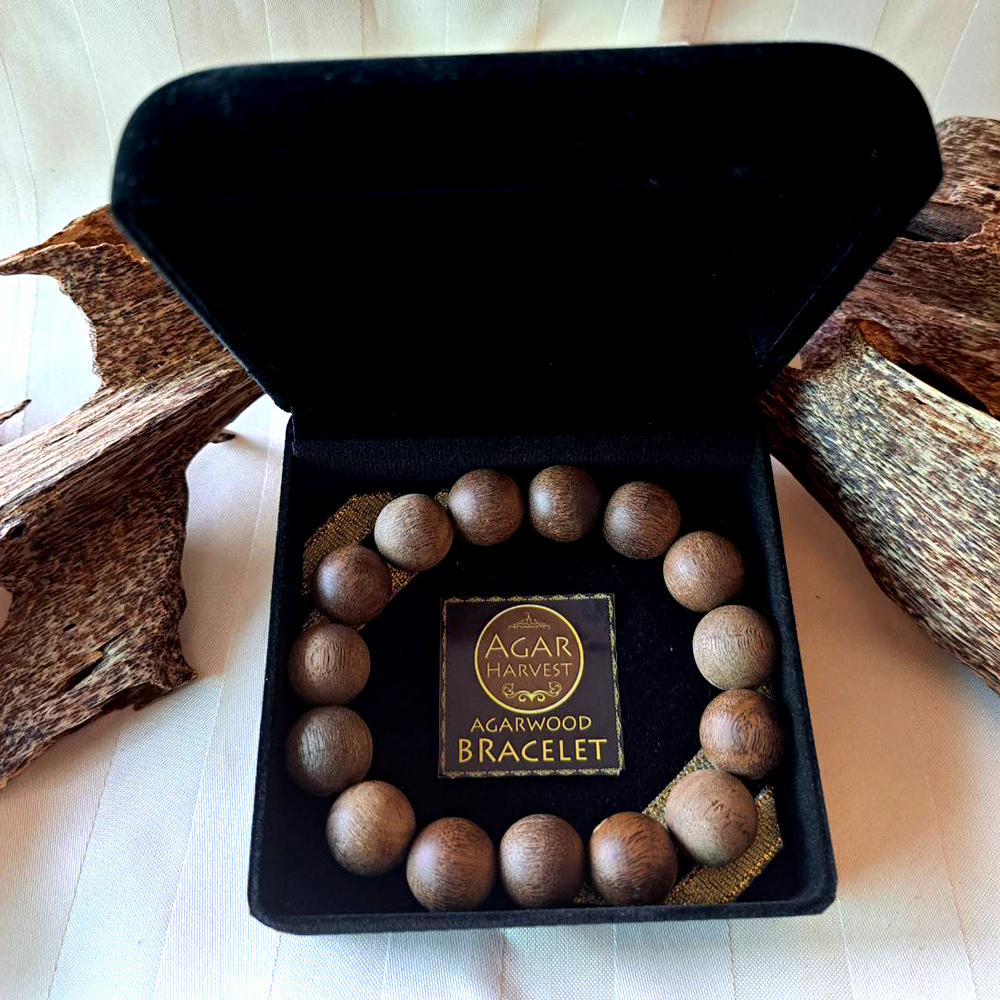 สร้อยข้อมือ ลูกปัด ลูกประคำ มาลา จากแก่นไม้หอมกฤษณา ในกล่องกำมะหยี่ สวยหรู (15เม็ด 15มิล) Agarwood Beads Bracelet with Box (15 Beads) 15mm / Mala, Rosary 1 Unit