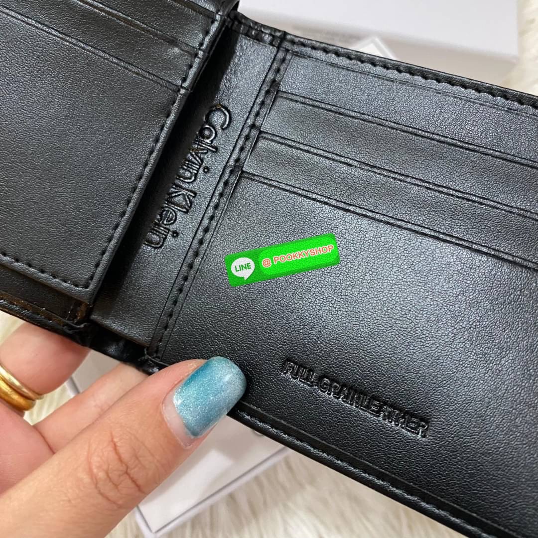 Calvin Klein Bifold Leather Short Wallet กระเป๋าสตางค์ใบสั้น และ ที่ใส่บัตรย่อยแบบเป็นสัดส่วน หนังดี นุ่มมือ รูปลักษณ์เรียบหรูแต่เท่ห์ตามแบบฉบับของแบรนด์Set นี้มาเท่าไรก็หมดคะ รีบจับจองนะคะ มาพร้อมถุงกระดาษแบรนด์และกล่องจ้า สุดคุ้มมอบให้เป็นของขวัญหรือใช้