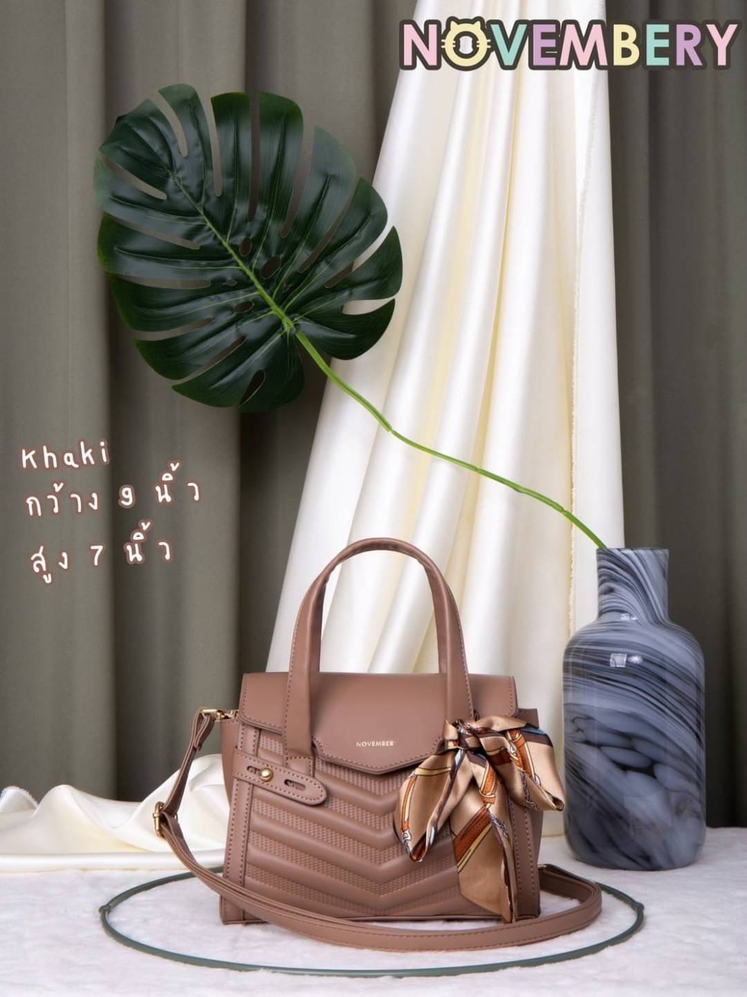 NOVEMBERY BAGS New Arrival !!! พร้อมส่ง Novembery Bags เรียบหรู ทรงโมเดิร์น เก๋ไก๋ทันสมัย !!! หนัง PU สวย ดีเทลงานรูปตัววี มีเข็มขัดด้านข้าง โลโก้แบรนด์อะไหล่ทองเป๊ะทุกจุด มาพร้อมหูจับทนทานแข็งเเรง แถมฟรีผ้าพันหูกระเป๋า ทุกใบ ด้านในมี 1 ช่องใช้งาน มีหลายส