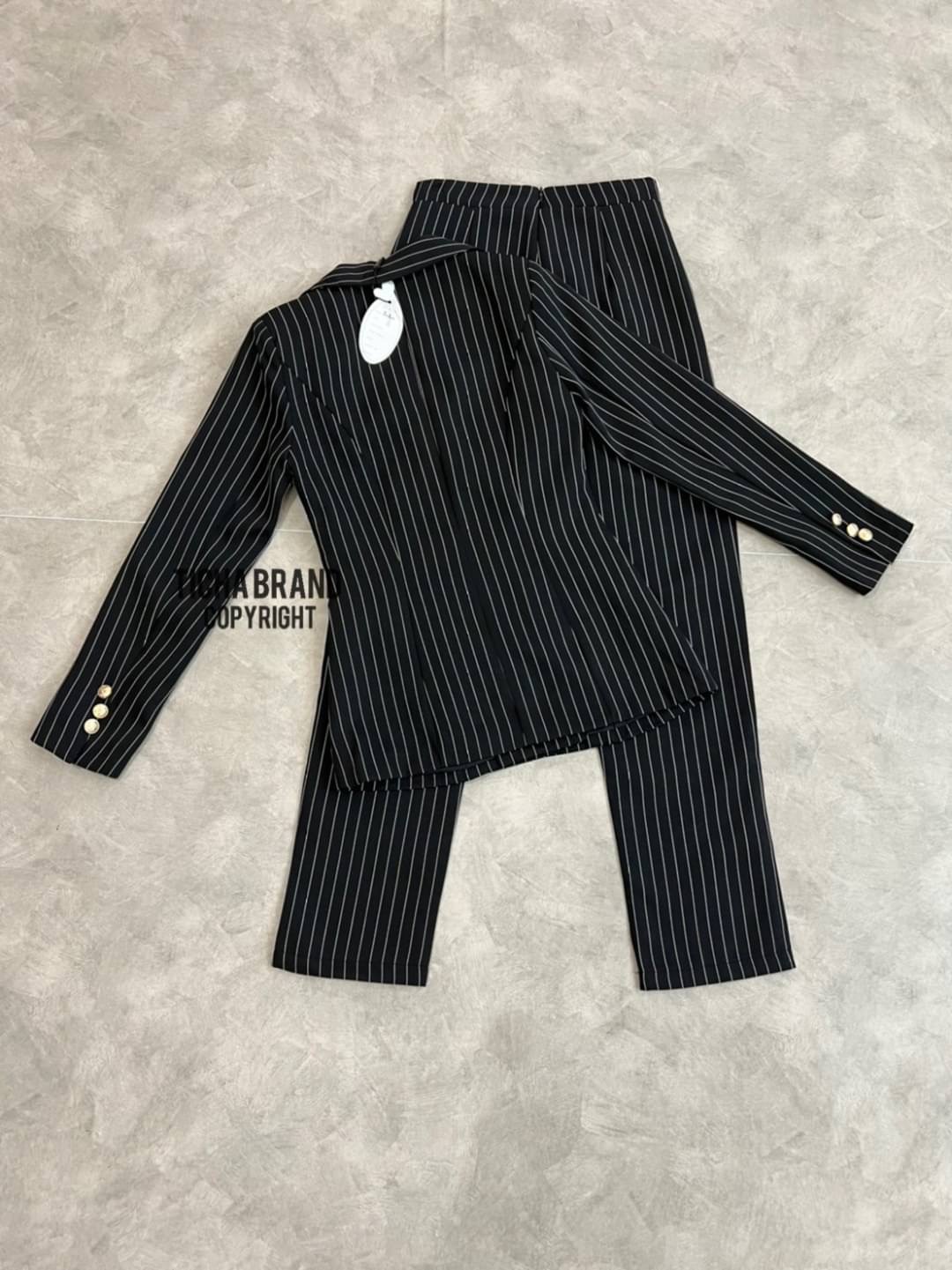 เซตสูทคอปกแขนยาว+กางเกงขายาว มีกระดุมหน้า 2 แถว มีกระเป๋า ทรงพอดีตัว เนื้อผ้าดีมากกกก ใส่สบาย ใส่สวยดูดีเหมือนเซเลปเลยค่ะ ใครกำลังมองหาเซตสูทสวยๆ ใส่ออกงาน ใส่ทำงาน ใส่แล้วดูดี ใส่ได้หลายโอกาส แนะนำเลยค่ะ ราคาเป็นกันเองจัดด่วนๆ สั่งช้าอดสวยยยยยของหมดไวนะค