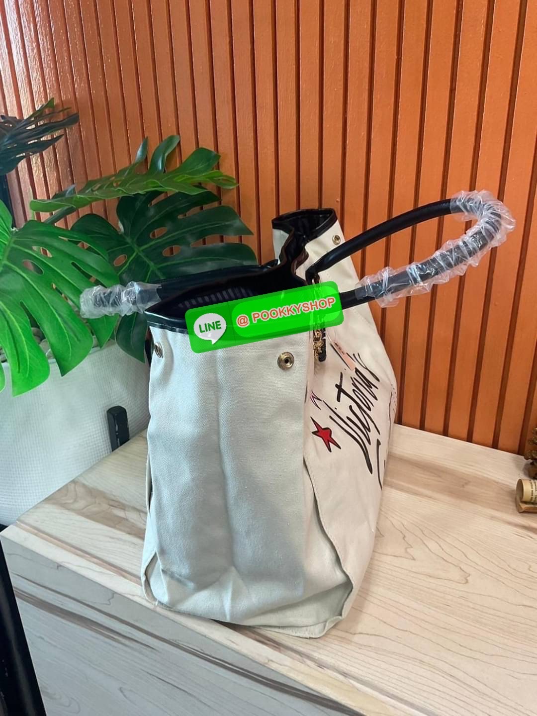 Victoria's Secret New! VS Patch City Tote - CREAM กระเป๋าทรง shopping สไตล์ victoria's secret แปลกใหม่อินเทรนด์ สินค้านำเข้า งาน ชน shop ดีไซน์สวย เก๋ น่ารัก เรียบหรู ใส่ของได้จุใจ เหมาะสำหรับสาวๆทุกคนที่มีของเยอะ งานเย็บเนี๊ยบ แข็งแรงทนทาน ใช้ไ