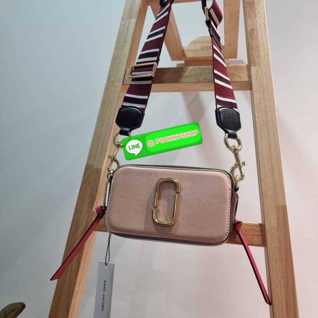 MARC JACOBS THE SNAPSHOT CAMERA BAG ไอเท็มยอดฮิตที่โดดเด่นเป็นเอกลักษณ์ กับกระเป๋าสะพายข้างสุดปัง เรียกได้ว่าไม่ซ้ำใคร!! วัสดุหนังวัว สวยอยู่ทรง เปิด-ปิดกระเป๋าด้วยซิป มีซิปหลัก 2 ช่อง แบ่งสัดส่วนไว้ดีมาก มาพร้อมสายสะพายสปอร์ตเส้นใหญ่ ที่ออกแบบโทนสีมาให้เ