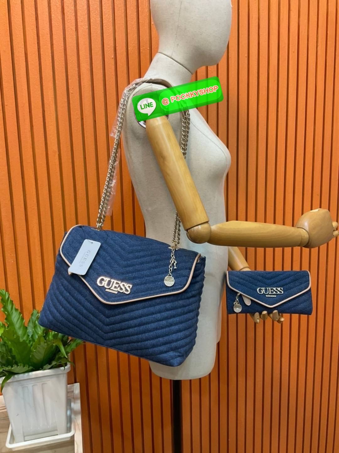 🚚 พร้อมส่ง 🚚 Guess Women’s Crossbody Bag Set สุดคุ้ม!!!! เซตสวยหรูดูแพง สวยจริงจริง ช้าหมด ราคานี้หาที่ไหนได้!! กระเป๋าสะพาย+กระเป๋าสตางค์ใบยาว มาพร้อมพวงกุญแจถอดออกได้ ด้านหน้าประดับโลโก้แบรนด์สวยโดดเด่น กระเป๋าสะพายไหล่ และสะพายข้าง cros