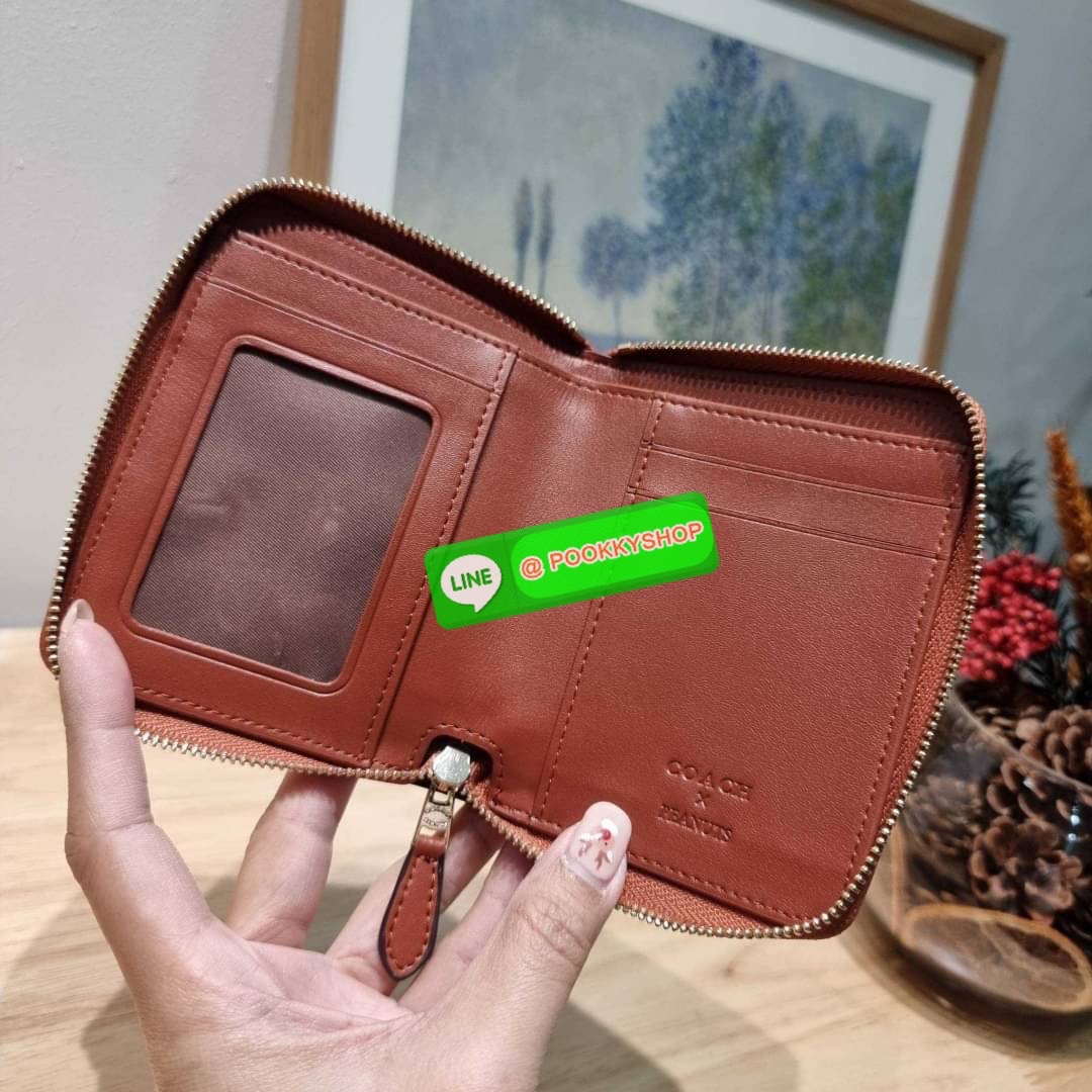 COACH CE708 COACH × PEANUTS SMALL ZIP AROUND WALLET IN SIGNATURE CANVAS WITH SNOOPY PRESENTS PRINT น้องใหม่เกินเบอร์กว่าเดิม กับกระเป๋าสตางค์ใบสั้น คอลใหม่จากเหล่าการ์ตูนสุดรัก ขนาดพกพาสะดวก ฟังก์ชั่นการใช้งานหลากหลาย ไม่ว่าจะช่องใส่บัตร ช่องใส่ธนบัตรที่ส