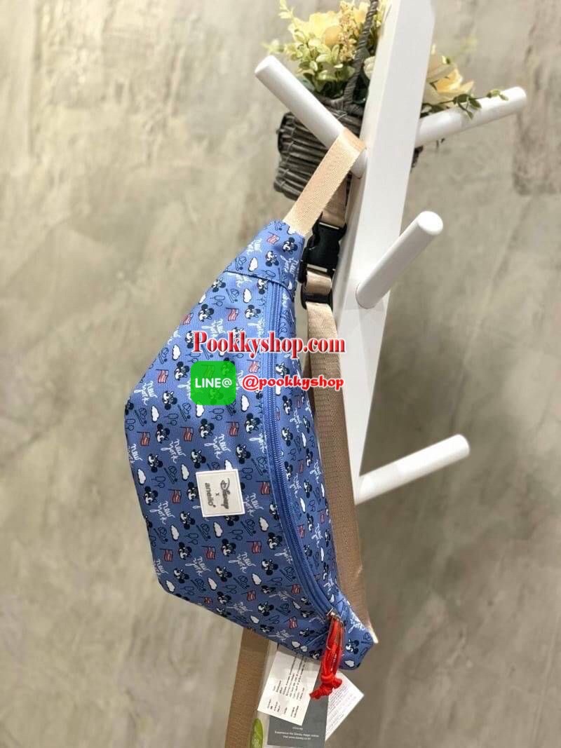 ANELLO กระเป๋าคาดอก CROSSBODY MINI DISNEY X ANELLO รุ่นDT-G010 กระเป๋าทรงคาดอก คาดเอว หรือสะพายครอสบอดี้ จากDisney x anello ซีรีย์ Let's travel with Mickey คอลเลคชั่นใหม่ที่มีการนำทั้ง 5 ประเทศ เอาสถานที่มาวางบนตัวกระเป๋าและมีตัวการ์ตูนสุดคลาสสิคอย่า