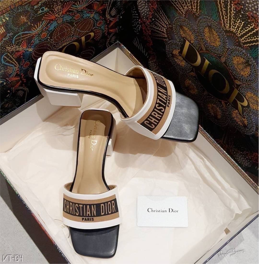 งานเข้าใหม่จร้า เพิ่งเข้าจร้า ตัวใหม่ล่าสุด สวมลำลอง Dior หนังสวยคาดผ้าดิออ ซับหลังเท้านุ่ม ใส่ง่ายเดินสบาย ส้นเกร๋ พื้นปั้มแบรนด์ สูง 2นิ้ว