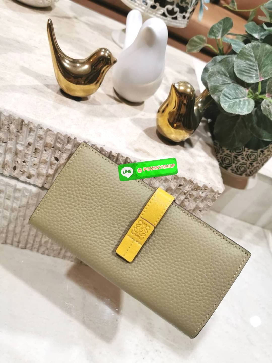 ✴️Don't Miss!✴️NEW! LOEWE LONG WALLET BAG VIP GIFT WITH PURCHASE-GWP กระเป๋าพรีเมี่ยมกิ๊ฟ Limited จาก LOEWE DUTYFREE COUNTER วัสดุหนังแท้เทคเจอร์สวยอยู่ทรงปั้มโลโก้แบรนด์ด้านหน้าเปิดปิดด้วยกระดุม ภายในมีช่องใส่ธนบัตรหลายช่อง ช่องหลักสาม