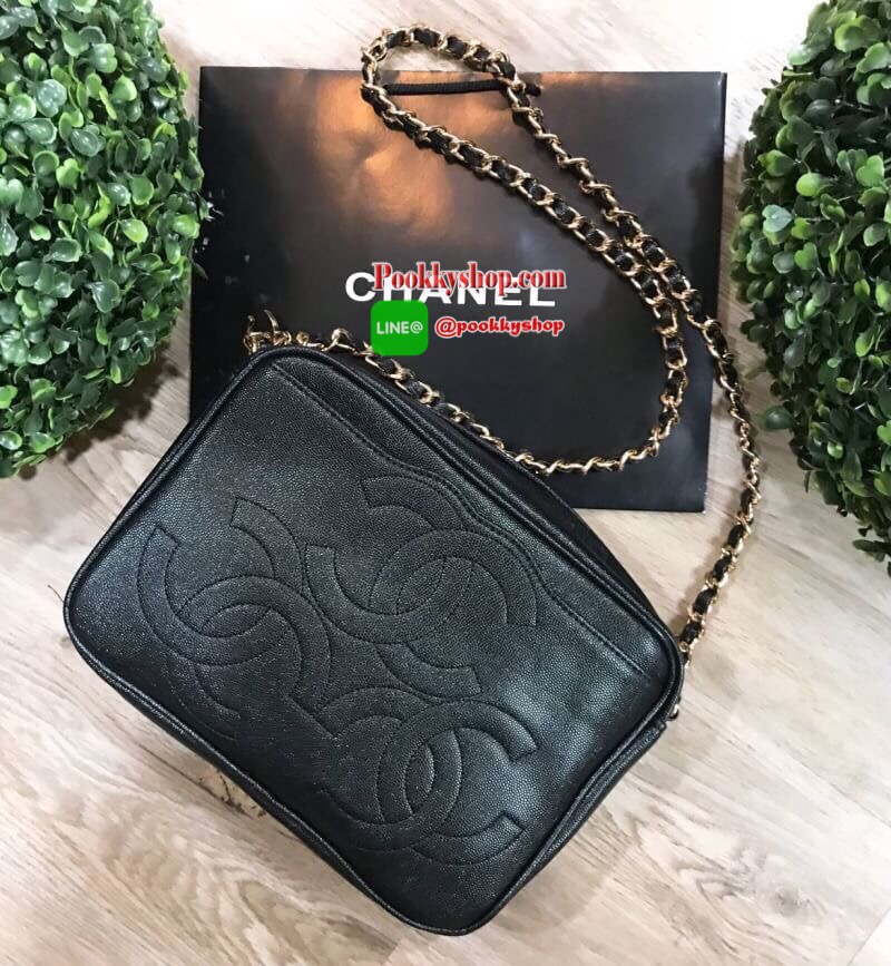 ห้ามพลาด! New! Chanel Shoulder Bag With Chain VIP Gift With Purchase (GWP) รุ่น Limited พรีเมี่ยมกิ้ฟ Chanel Perfume Counter ทรงเหลี่ยมขนาดกำลังดีวัสดุหนังคาเวียร์สวยหรูอยู่ทรง เปิดปิดด้วยซิปหัวซิปแบรนด์ ด้านหน้าปั้มโลโก้แบรนด์ ภายในมีโลโก้และช่องซิป ใส่ก