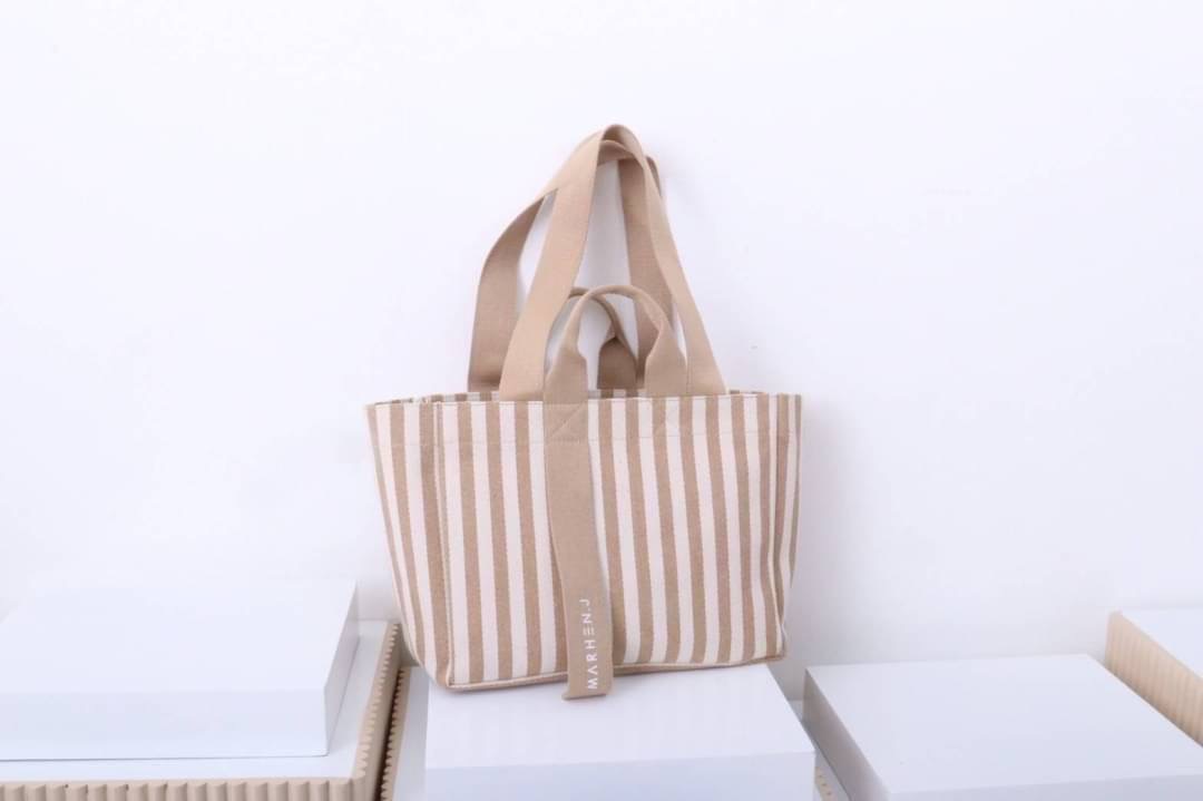 มาอีกรอบละจร้าาา 💥MJ ตัวใหม่ล่าสุด บอกเลยของมันต้องมี ใบใหญ่จุใจใส่ของได้จุกๆ ดีไซน์แบบ shopping bag ถือได้หิ้วได้ น่าร๊ากๆๆๆ เนื้อผ้าวัสดุอย่างดีและหนา มาตามคำเรียกร้อง...