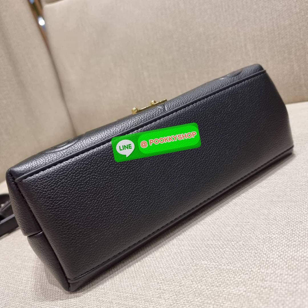 LV MADELEINE BAG ใหม่ล่าสุด อีกหนึ่งรุ่นคลาสสิคหายาก จากเคาน์เตอร์ dutyfree ที่สาวๆรอคอย กระเป๋าถือ/สะพายข้าง ดีไซน์เรียบง่าย แต่เต็มไปด้วยดีเทลความหรู วัสดุหนังวัวปั๊มลายเอกลักษณ์ เปิด‐ปิดด้วยอะไหล่กดล็อคสีทองหรู และมีพวงหนังห้อยพิเศษแถมมาให้ด้วย ภายในแบ