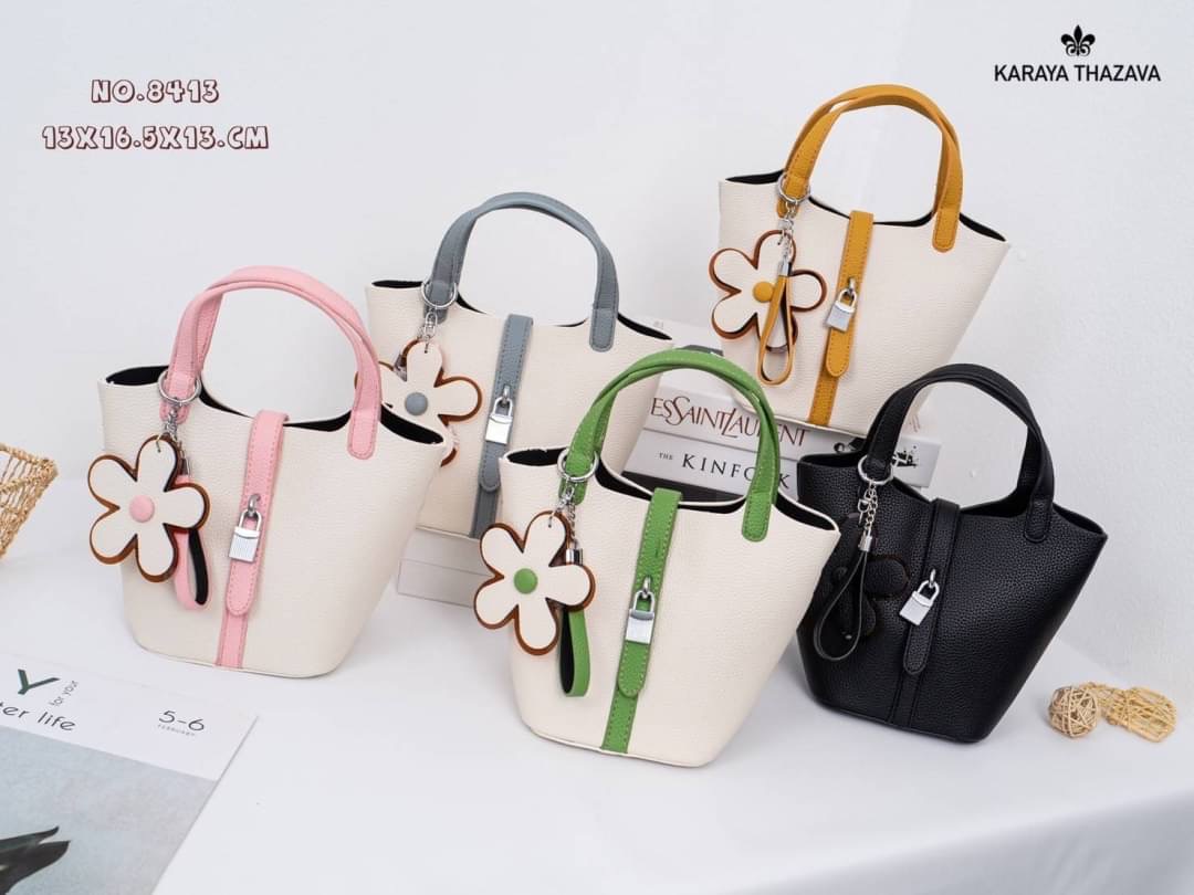 แบรนด์แท้ KARAYA รุ่นใหม่ ทรงถัง ภายในกว้างจุของได้เยอะคะ แถมฟรีพวงกุญแจ น่ารักมาก