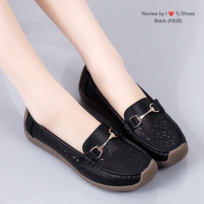 พร้อมส่งรุ่นนี้เกร๋มาก ขายดีมากบอกเลยจ้า !!! รองเท้าผ้าใบเพื่อสุขภาพนำเข้า น้ำหนักเบา หนังนิ่มมากๆ สวมใส่ง่ายใส่นิ่มสบายสุดๆ ส้นยางอย่างดีช่วยลดแรงกะแทกได้ดี จับแมทกับชุดง่าย ใส่แล้วดูเกร๋มากๆ แถมใส่ได้ตลอด ไม่มีเอ้าท์ ของจริงงานดี สวยตรงปกแน่นอน เพราะทาง