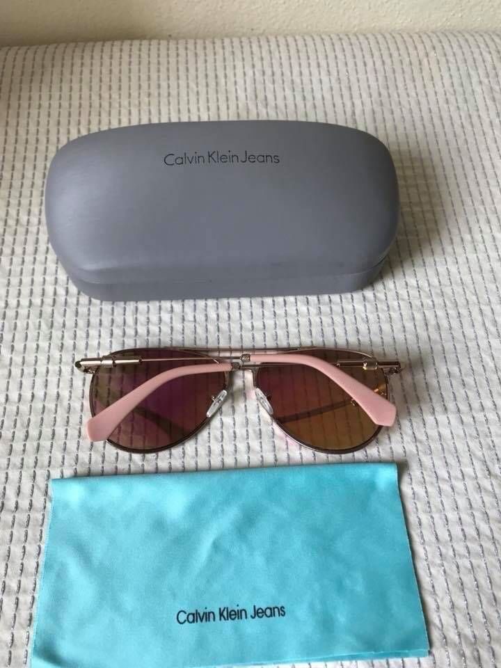 Calvin Klein Jeans CKJ162S สวยมากๆรุ่นนี้พลาดไม่ได้ อุปกรณ์ครบ พร้อมกล่องผ้าเช็ดแว่น กันแดดกันยูวี 100%