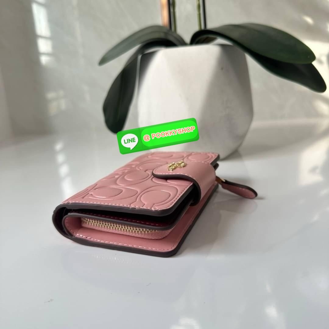 Coach Medium Corner Zip Wallet With Signature Leather 🔖กระเป๋าตังใบกลาง คอลเลคชั่นใหม่ หนังนิ่ม ลายC นูน สวยมาก 🔖วัสดุ: หนังแท้ 🔖เปิด - ปิดแบบกระดุม มีช่องใส่แบงค์ ใส่ธนบัตรได้ทุกชนิด ช่องใส่บัตร ใส่เหรียญ