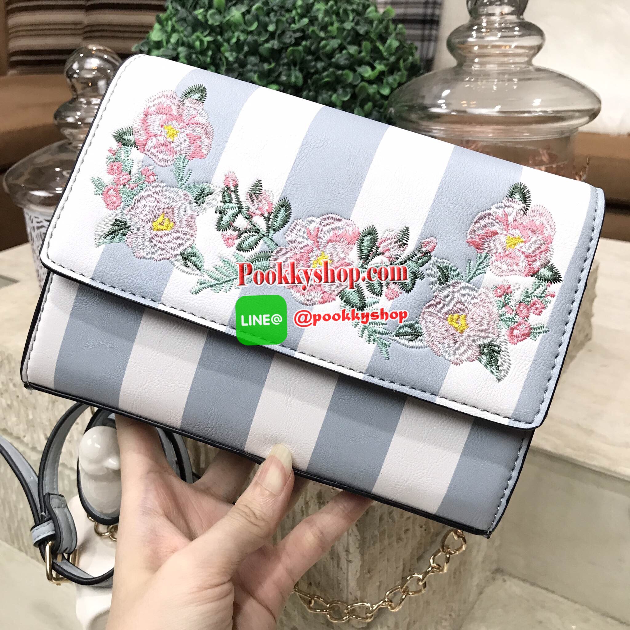 Don't Miss! NEW ARRIVAL! ALDO flower Crossbody Bag กระเป๋าถือ/สะพายรุ่นใหม่ล่าสุด ALDO แบรนด์ดังจากแคนนาดาดีไซน์สุดชิคปักลายดอกไม้สไตล์วินเทจหนังลายทางสพาสเทลอยู่ทรงกันน้ำ เปิดปิดด้วยกระดุมแม่เหล็ก ภายในมีโลโก้ ช่องซิป ช่องใส่มือถือ ใส่iphone7+ได้ น้