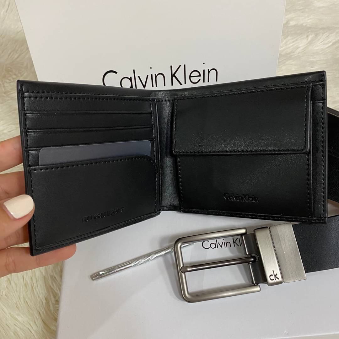 Calvin Klein Leather Belt & Wallet Set Setกระเป๋าสตางค์+เข็มขัด กระเป๋าสตางค์ด้านหน้าตกแต่งด้วยโลหะโลโก้แบรนด์ มีช่องใส่บัตร ช่องใส่ธนบัตร 2 ช่อง เข็มขัดหนังแท้ปั๊มแบรนด์ สามารถสลับใช้ได้ทั้ง 2 ด้าน เข็มขัดปรับระดับได้ 5 ระดับ มาพร้อมที่เจาะรูจ้า