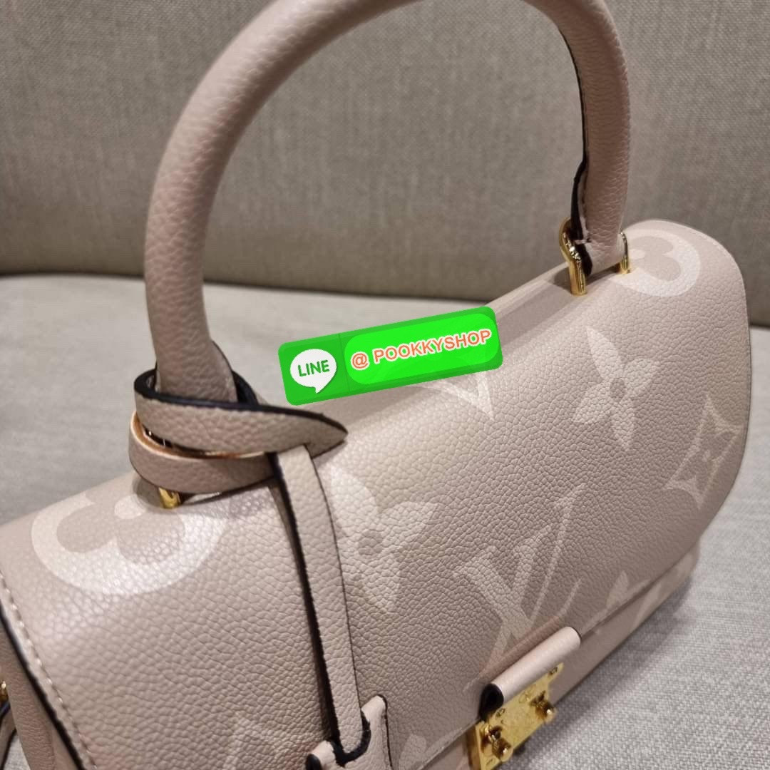LV MADELEINE BAG ใหม่ล่าสุด อีกหนึ่งรุ่นคลาสสิคหายาก จากเคาน์เตอร์ dutyfree ที่สาวๆรอคอย กระเป๋าถือ/สะพายข้าง ดีไซน์เรียบง่าย แต่เต็มไปด้วยดีเทลความหรู วัสดุหนังวัวปั๊มลายเอกลักษณ์ เปิด‐ปิดด้วยอะไหล่กดล็อคสีทองหรู และมีพวงหนังห้อยพิเศษแถมมาให้ด้วย ภายในแบ