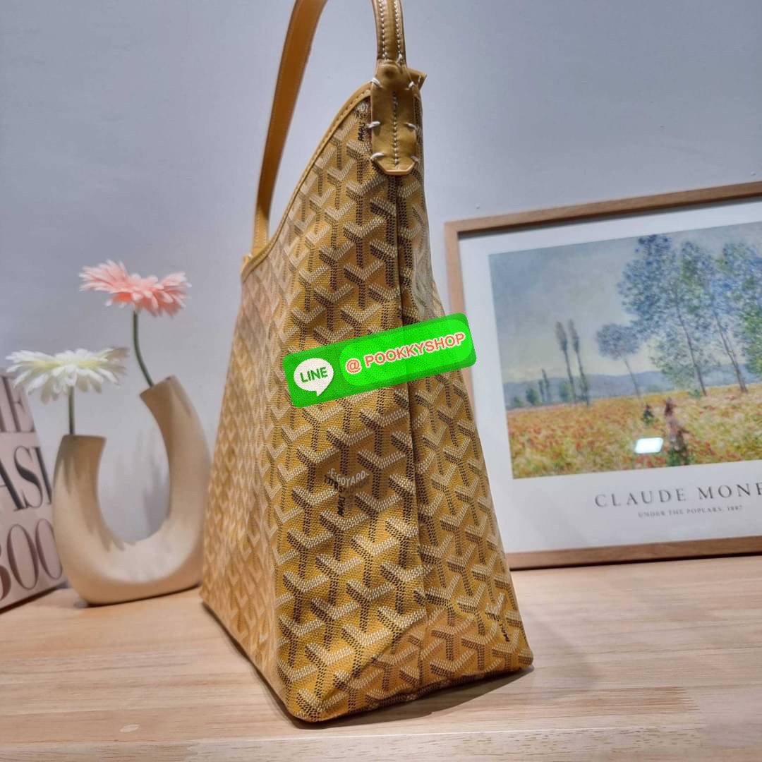 GOYARD BOHEME HOBO BAG ใหม่สุดคุ้ม กับกระเป๋าสะพายทรงโฮโบ ใบใหญ่จุใจ!! มาครบสีขายดี เลิศทุกสี รูปทรงคลาสสิค ดีไซน์เป็นเอกลักษณ์ วัสดุหนังแคนวาสพิมพ์ลายสวยคม ปากกระเป๋ามีซิปเปิด-ปิดกันของหล่นได้ ภายในโล่งกว้างมาก มาพร้อมสายคล้องในตัว ทนทาน สะพายสวยๆได้ทุกว