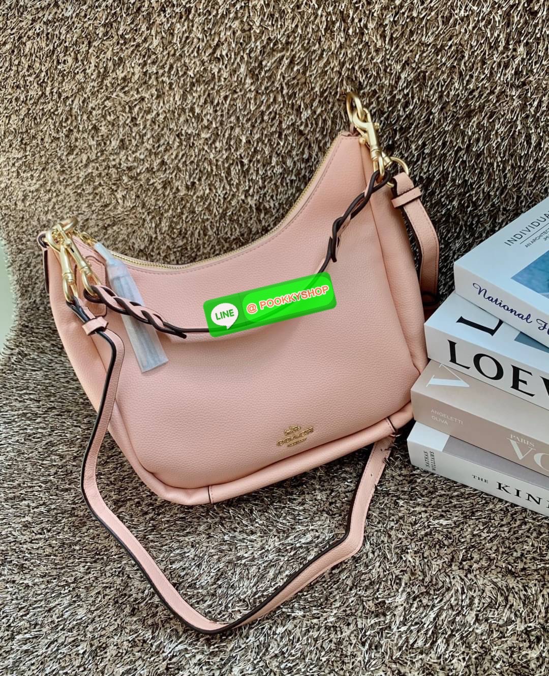 COACH JULES HOBO BAG ((C9189//9190)) 🌍พร้อมส่งที่ไทย! ต้องบอกก่อนว่าหนังรุ่นนี้อย่างดี นิ่มมากๆ สัมผัสแล้วรู้สึกละมุน กับกระเป๋าใบใหญ่ ทรงสวย เปิดปิดกระเป๋าแบบซิปมีหนังห้อยเพิ่มความเก๋ตรงหัวซิปค่ะ ภายในกระเป๋ากว้างมาก ใส่สัมภาระได้ครบครัน หายห่วงเ