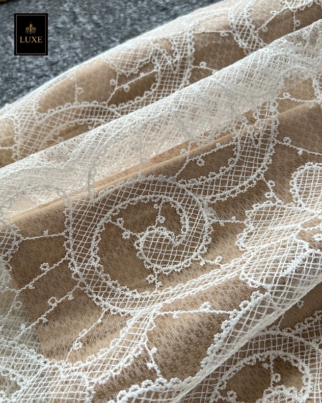 เดรสแฟชั่น เดรสเสื้อคอกลมแขนสั้น กระโปรงจับจีบทรงเอ เสื้อแต่งด้วยริบบิ้นและดอกไม้ลูกปัดสีทอง