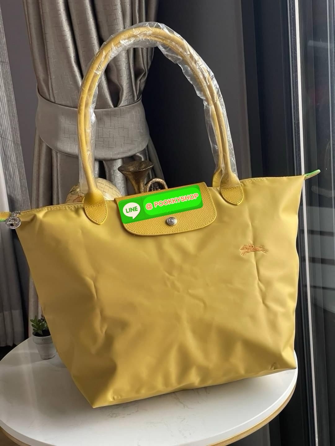 LONGCHAMP LE PLIAGE GREEN Shoulder bag L กระเป๋าโท้ทใบนี้ดึงดูดใจคุณด้วยรูปทรงมินิมอลและปริมาตรที่เพียงพอซึ่งสามารถเก็บเอกสารหรือแล็ปท็อปทั้งหมดของคุณได้อย่างง่ายดาย ด้ามยาวช่วยให้คุณสวมใส่ได้อย่างสบายบนไหล่ ขณะที่การปิดด้วยซิปช่วยให้มั่นใจได้ว่าสิ่งของทั