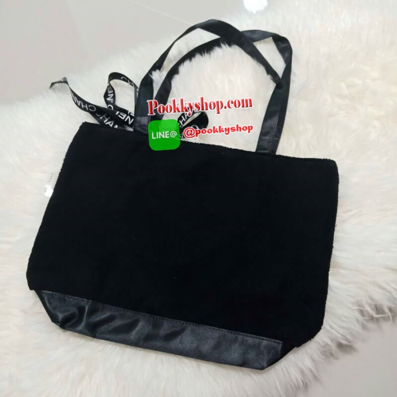 NEW ARRIVAL!! SETคู่ที่คุณต้องถูกใจ CHANEL SHOPPING RIBBIN BAG พร้อมกระเป๋า COSMETIC ขนนิ้มนิ่ม จากงานพรีเมี่ยมกิ้ฟ ของแถมจากน้ำหอม จากแบรนด์ CHANEL เนื้อกระเป๋าทำจากขนเทียม ผิวสัมผัสฟูนิ่ม ตกแต่งด้วยผ้าไนลอนด้านท้ายวางได้กันน้ำ!! ปักโลโก้แบรนด์ ด้านในเปิ