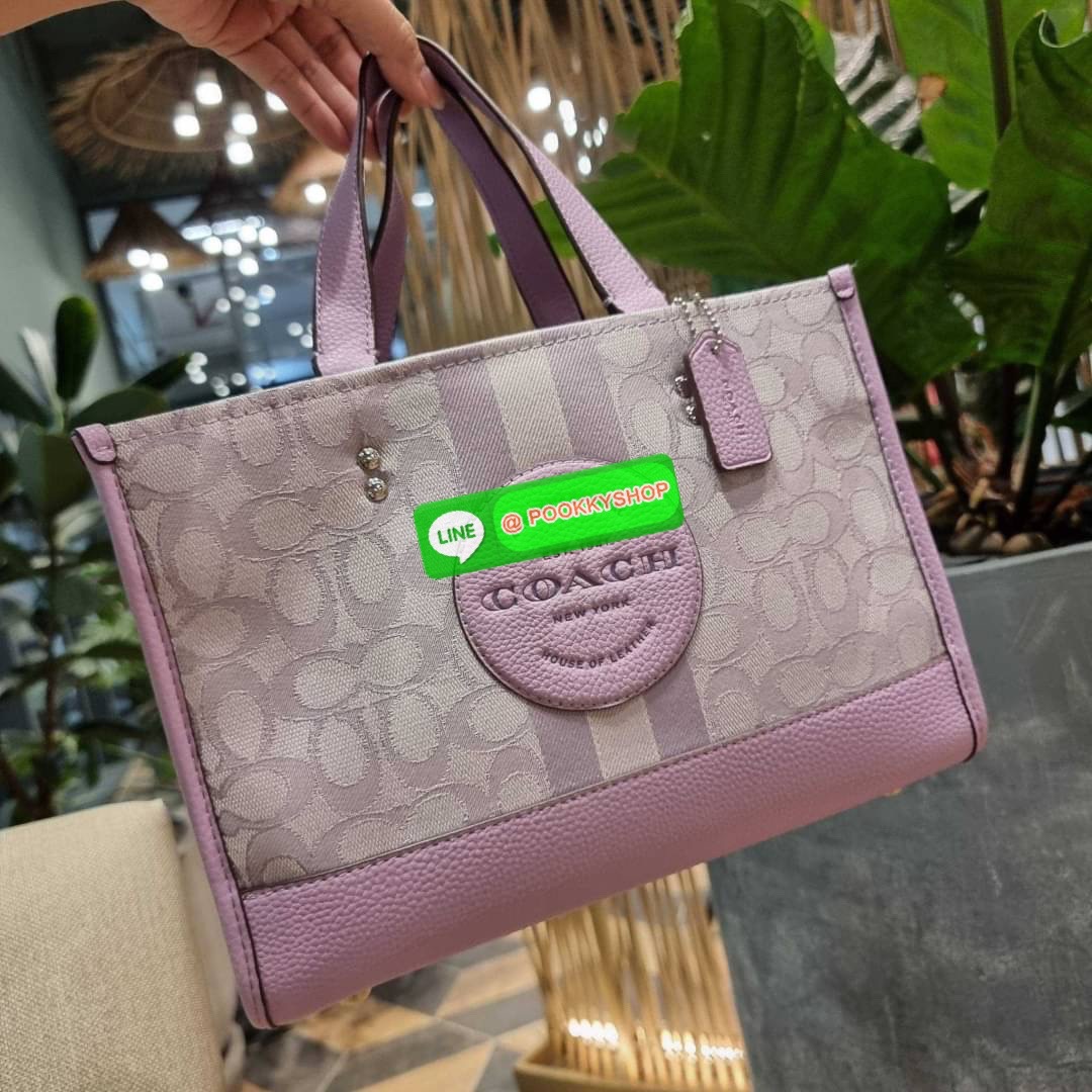 COACH C8448 DEMPSEY CARRYALL IN SIGNATURE JACQUARD WITH PATCH ใบใหญ่ จุใจ คอลเลคชั่นสุดปัง สีที่สาวๆรอคอย ละมุนเกินเบอร์ สวยคม มีความหรูในตัว กับกระเป๋าทรงโท้ท ไซส์ใหญ่ที่สามารถจุของได้แบบไม่ต้องกังวล ฟังก์ชั่นการใช้งานสะดวกที่สุด มีทั้งสายคล้องในตัว และส