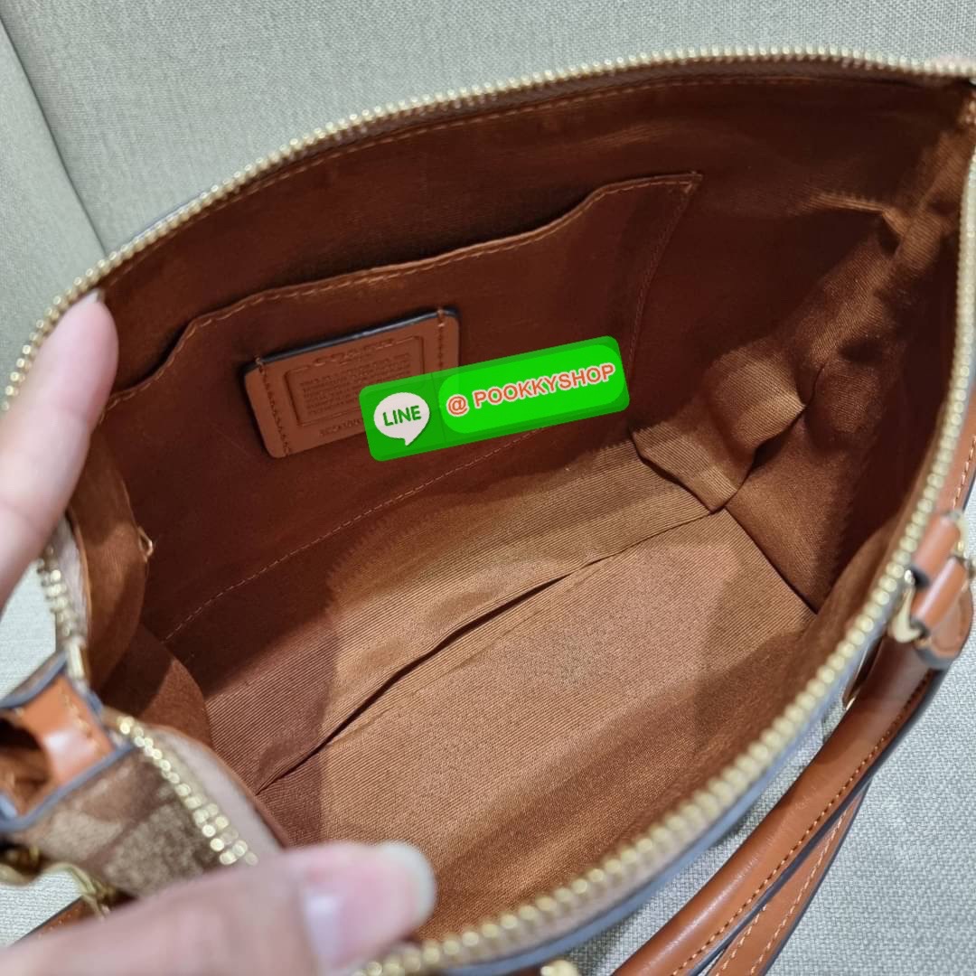 COACH F38089 MINI EMMA SATCHEL IN SIGNATURE CANVAS รุ่นหายาก รุ่นที่สาวๆตามหา จัดมาให้สมกับที่รอคอยกันไปเลยจ้า!! เป็นรุ่นที่ดีไซน์ออกมาให้ใช้งานง่าย สะดวก สวย หรู ดูดี!! กระเป๋าสะพายทรงสวย วัสดุหนังแคนวาสเคลือบลาย มาพร้อมสายสะพายข้างและหูจับในตัว ถอดออกถื