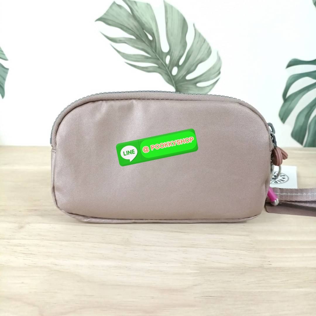 KIPLING Monkey program Seoul up clutch & sling bag รุ่น 2 ซิป (ขนาด 7 นิ้ว) กระเป๋าคล้องมือ หรือ สะพายข้าง ขนาดเล็ก วัสดุ Nylon & Polyester 100% ใช้งานได้ 2 รูปแบบ มีสายสลับเปลี่ยนได้ทั้งแบบคล้องมือ และ สะพายข้าง ตามโอกาสการใช้งาน