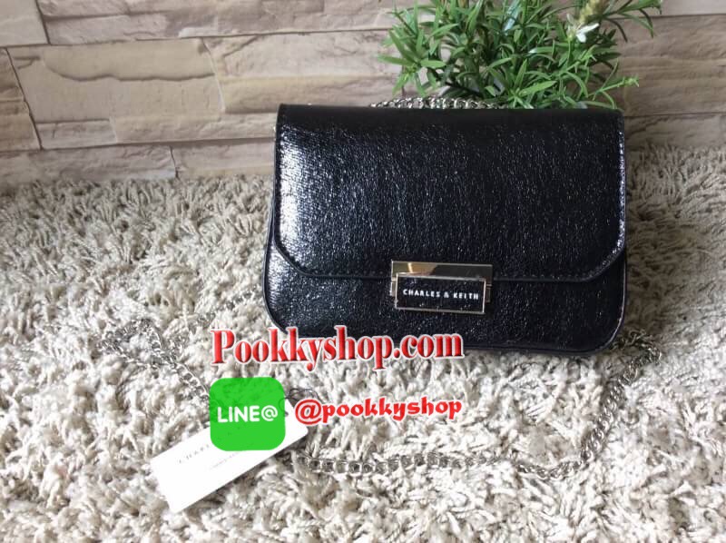 NEW ARRIVAL! CHARLES & KEITH PUSH-LOCK CHAIN SLING BAG 2018 กระเป๋าสะพายคอลเลคชั่นใหม่ล่าสุดวัสดุหนังคาเวียร์สวยอยู่ทรง ขนาดมินิกำลังดีน้ำหนักเบา เปิดปิดด้วยฝาปิดตัวล๊อคปั้มโลโก้ด้านหน้า ภายในมีช่องซิปและช่องใส่บัตร มาพร้อมสายสะพายโซ่ยาวสามารถซ้อนสายสั้นส