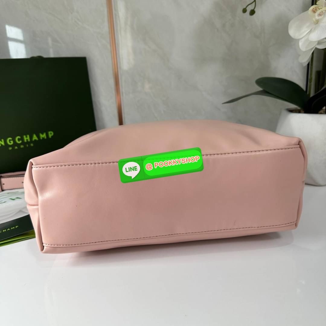 LONGCHAM LE PLIAGE XTRA Hobo bag M กระเป๋าสะพายไหล่ HOBO ออกแบบเพื่อให้ดูเรียบหรูหรา มีความสง่า รูปทรงเก๋ไก๋ วัสดุหนังแกะนิ่มมือ สายสะพายไหล่ปรับระดับได้และถอดออกถือได้ เปิด- ปิด ด้วย ซิป ภายใน ช่องโล่งกว้าง มีช่องซิปแยก ใบใหญ่สามารถใส่ของได้เยอะคะ