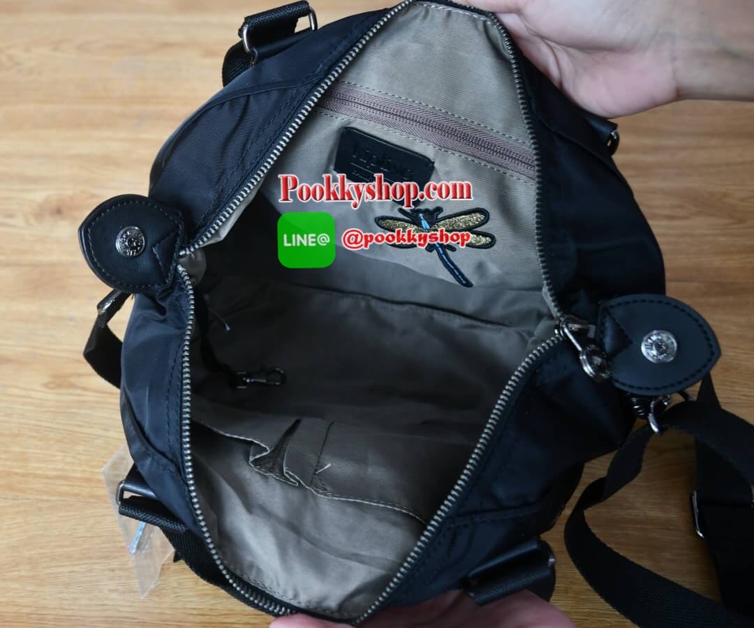 KIPLING X CHRISTINE LAU COLLECTION กระเป๋า collection ใหม่ล่าสุดจาก Kipling วัสดุ Nylon ด้านหน้าประดับแมงปอที่เป็นโลหะ สีสันสดใสน่ารัก สามารถเก็บปีกให้กระเป๋าดูเล็กลงได้ ด้านในมีช่องซิป 1ช่อง และช่องใส่ของจุกจิ๊กอีก2ช่อง ด้านหน้ามีช่องซิป 1ช่อง สะดวกใช้ ม