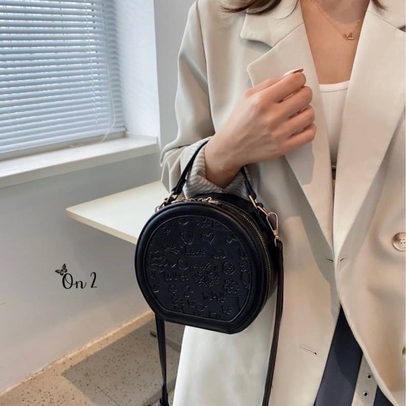 กระเป๋าแฟชั่นทรงกลม สไตล์มินิมอล งานซิปหนังpu อะไหล่ทอง สายสะพายยาวแบบ Cross body ปรับระดับได้ ทรงสวยงานน่ารักมากค่ะ