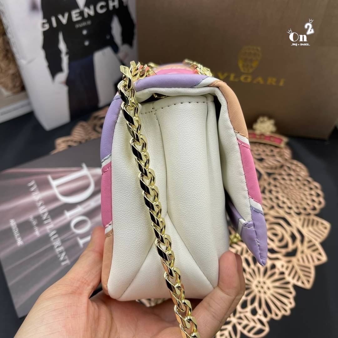 BVLGARI SERPENTI CABOCHON CROSS BODY BAG กระเป๋าสะพายข้าง bvlgari ทรงนี้เป็นทรงคลาสสิคของแบรนด์เลยค่า คือใบนี้แกะแบบมาเป๊ะมากๆ สายสะพายสามารถดึงสั้นยาวได้สวยถูกใจแม่มากห้ามพลาดเลยจ้า