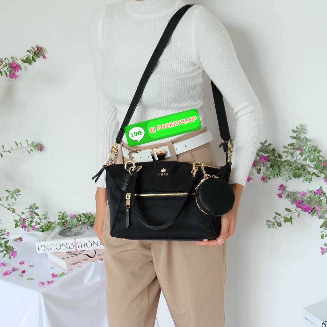 รุ่น KANNY with zipper รุ่นนี้พัฒนาต่อยอดมาจากรุ่น KANNY คอลเลคชั่นเดิมที่เป็นหนึ่งรุ่นที่ขายดีของทางแบรนด์เพราะเป็นกระเป๋าที่ฟังชั่นตอบโจทย์การใช้งานมากที่สุด 📍ตัวกระเป๋าน้ำหนักเบามาก 📍ทำจากไนล่อนนาโนกันน้ำ 📍ทำช่องแบ่งเก็บด้านใน ใ