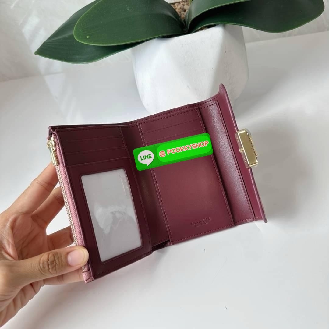 Coach Medium Grace Wallet (Cl421) 🔖กระเป๋าสุดหรูใบกลาง ขนาดกำลังดีกระทัดรัด 🔖วัสดุ : pebble leather 🔖ภายในมีช่องใบบัตรเครดิต 6 ช่อง มีช่องใส่เหรียญแยก สามารถใส่ธนบัตรแบงค์พันได้คะ