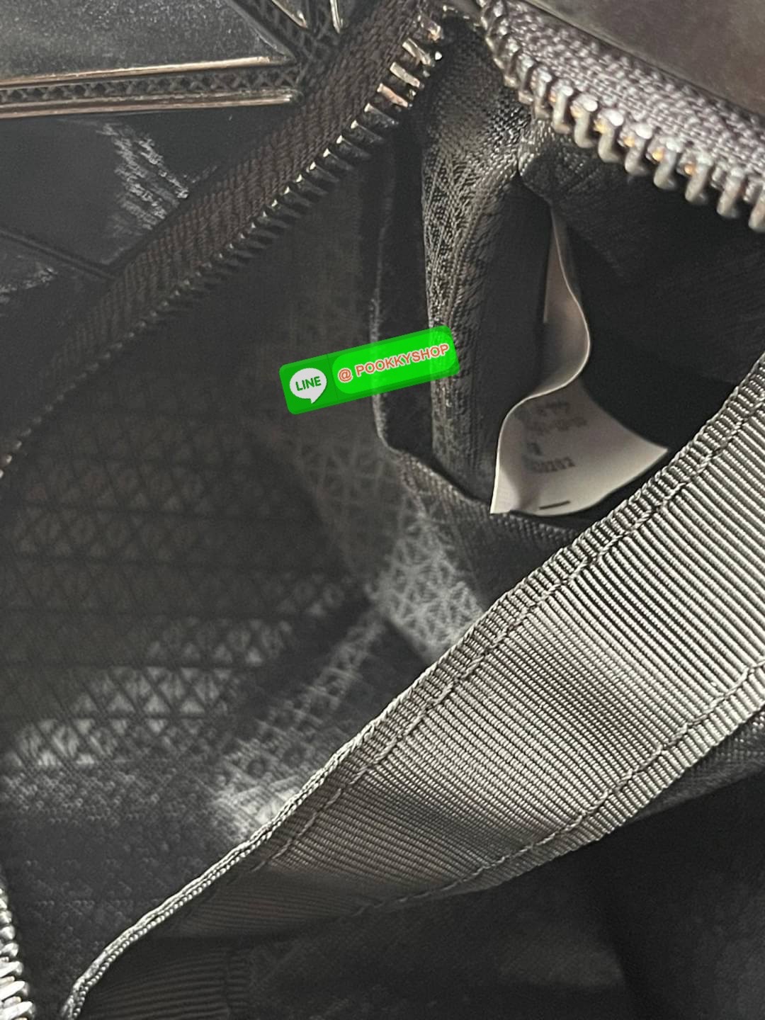 💕 Bao Bao Issey Miyake ROCK MATTE ซีรีส์นี้จะเป็นทรงสี่เหลี่ยมผืนผ้า มีซิปปิดด้านบน ถือเป็นรุ่นที่เหมาะกับการใช้งานในชีวิตประจำวัน สามารถพับมุมและบริเวณด้านล่างของกระเป๋าเพื่อเพิ่มความสะดวกสบายในการใช้งาน ทั้งยังช่วยให้วางกระเป๋าในแนวตั้งได้อีกด้ว