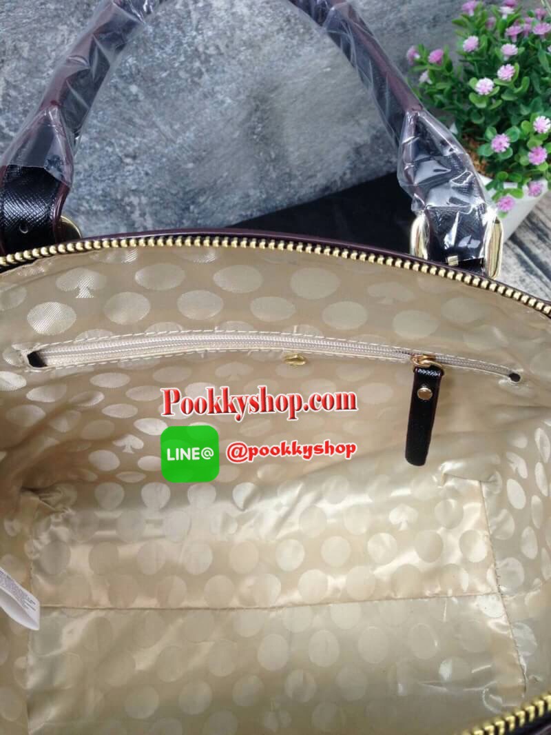 KATE SPADE NEW YORK กระเป๋าถือหรือสะพาย หนัง safiano ทรงพัดหูยาว เปิดปิดด้วยซิปสะดวกใช้ หูหิ้ว สามารถปรับความยาวได้ 3 ระดับ สามารถสะพายไหล่ได้เลยค่ะ ภายในบุผ้าลายแบรนด์ มีช่องด้านใน ใส่ของจุกจิก และช่องใส่ซิป มาพร้อมสายสะพายยาวปรับด้ 5 ระดับ สามารถสะพายไห