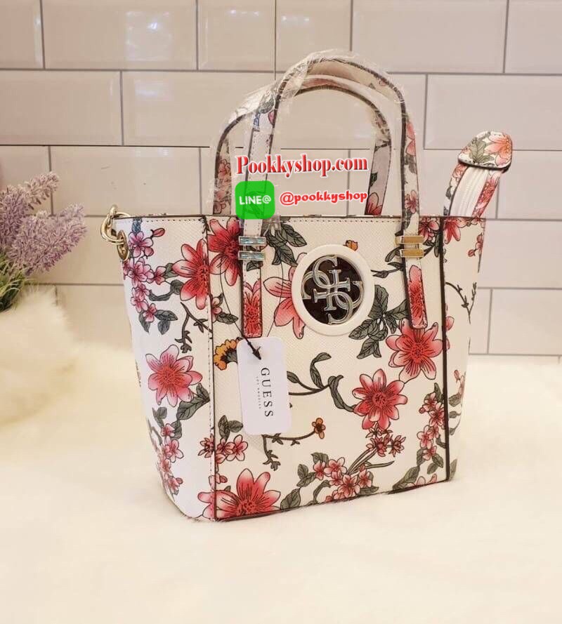 GUESS OPEN ROAD FLORAL MINI TOTE กระเป๋าถือหรือสะพายขนาดกำลังดี วัสดุหนังซาฟิโน่แต่งลายดอกไม้อ่อนหวานสดใส ฐานตั้งอยู่ทรง เปิดปิดด้วยซิป ใส่กระเป๋าสตางค์ยาวได้ สายสะพายปรับระดับได้ สวยน่าใช้จริงๆจ้า