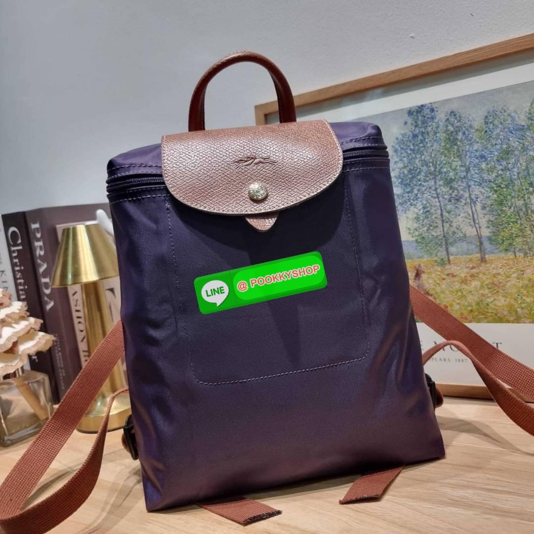 Longchamp le pliage original backpack 🔆 Details สวยคลาสสิคต้องไม่พลาด กับกระเป๋าสะพายทรงเป้ ขนาดกำลังดี น้ำหนักเบา ดีไซน์เรียบง่าย แต่ดูแพง ปากกระเป๋าออกแบบให้มีฝาปิดและซิปแน่นหนา สายสะพายสามารถปรับใช้ตามชอบ ภายในโล่งกว้าง จุของได้สบายๆ พกพาไปไหนก
