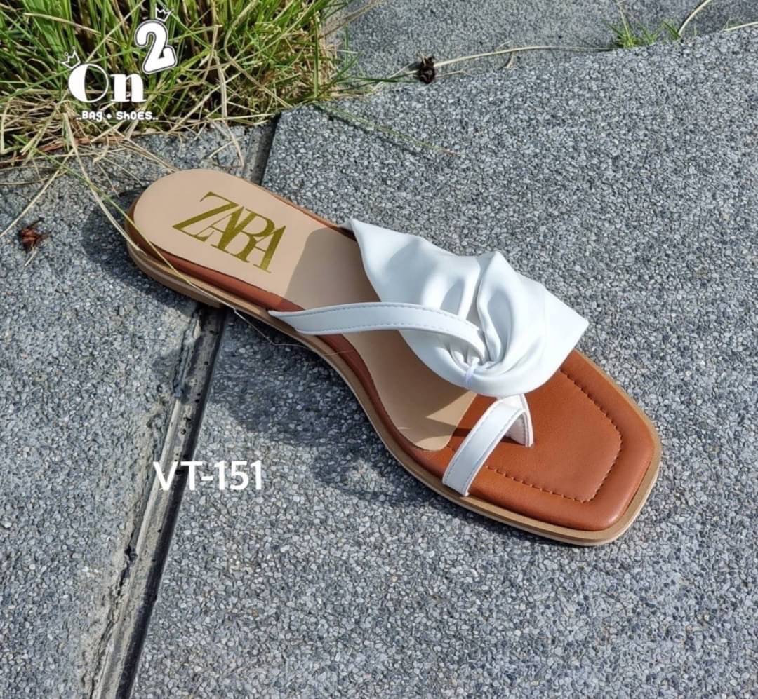 New in🦋🦋รองเท้าแตะ Zara แบบสวมนิ้วโป้งดีไซสน์หนังด้านข้างสวยเก๋มากๆค่ะ งานหนังPU เย็บอย่างดีพื้นเสริมนิ่ม ทนทานใส่สบายใส่ออกมาสวยค่ะ