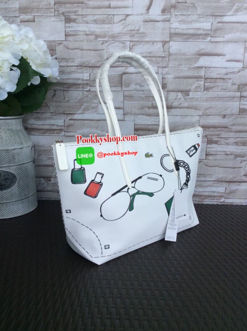 ลาคอส pu split cow leather bag รุ่นขายดีค่ะ!! กระเป๋าทรง shopping ลายกราฟฟิก ลายสดใส พร้อมส่งหลากสีรุ่นฮอตฮิตตลอดกาล แบบสวยคลาสสิค ใช้ได้ในทุกวัน ด้านหน้าประดับโลโก้จระเข้สัญลักษณ์แบรนด์ เปิดปิดกระเป๋าแบบซิป ที่จับหัวซิปปั้แบรนด์ ภายในกว้างใส่ของจุ มีช่