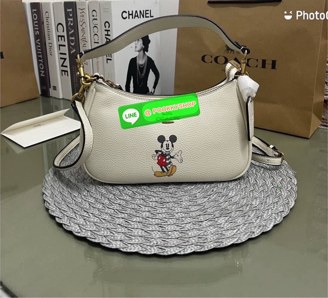 COACH CM859 Disney X Coach Teri Shoulder Bag With Mickey Mouse (mouse)✨ Coach CM859-กระเป๋าขนาดที่น่ารักจนใจบาง 🌸✨ หนังเรียบ ชัด เพิ่มความหวานแบบมีพลัง ใช้งานง่าย หิ้วก็ได้ สะพายก็สวย สลับสายได้ 2 แบบในใบเดียว น้ำหนักเบา ฟังก์ชันครบ