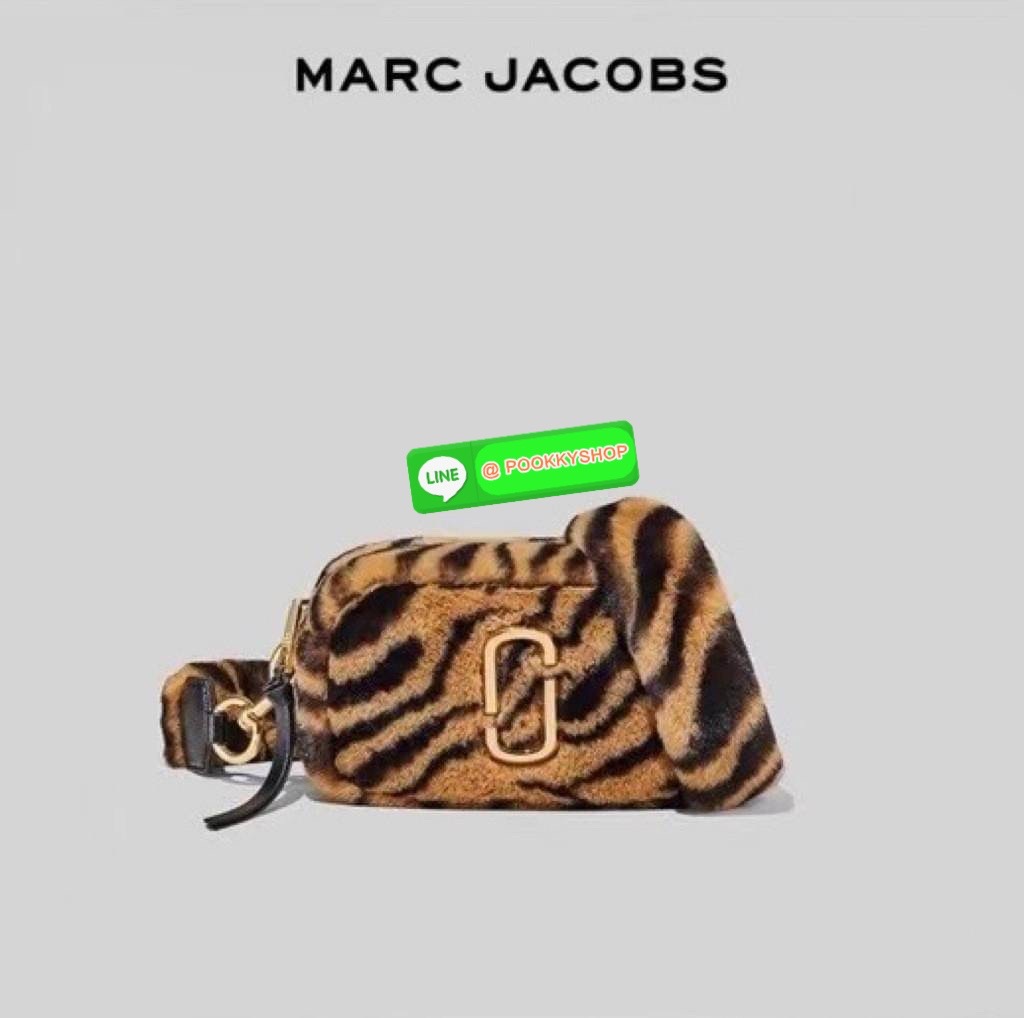 March Jacop The Snapshot Tiger Stripe Plush Bag เสือต้องมานะแม่ปีนี้ เฮงๆรับปีเสือด้วยกระเป๋าลายเสือจากแบรนด์ March Jacop กันค่า เป็นกระเป๋าถือหรือสะพายข้างขนฟูๆนุ่ม วัสดุผ้าขนสัตว์ Polyester ด้านหน้าประดับด้วยโลโก้ J อันเป็นสัญลักษณ์ของแบรนด์ อะไหล่ทองหร